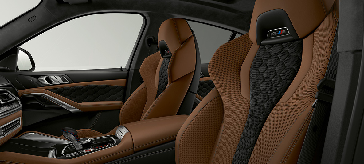 M daugiafunkcės sėdynės BMW X6 M M daugiafunkcės sėdynės su X6 M logotipu BMW X6 M F96 2020 interjeras