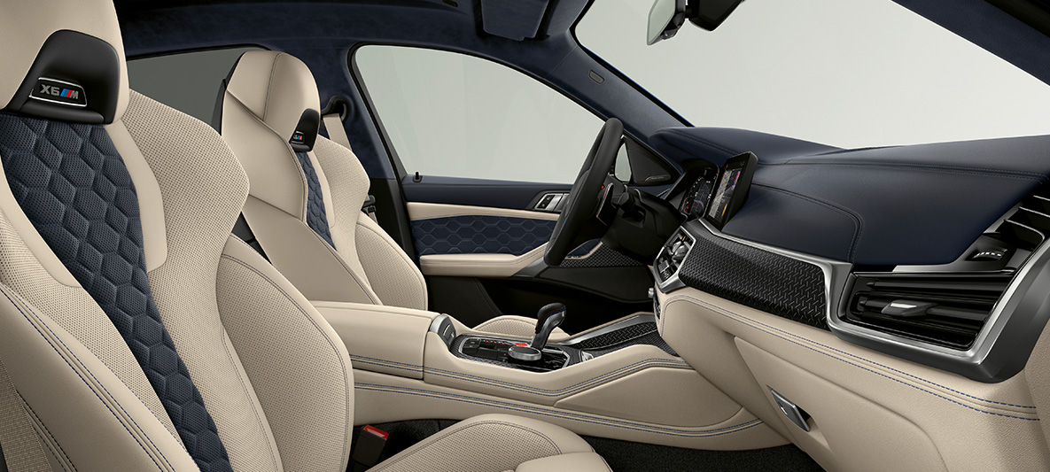 BMW X6 M Individual F96 SUV 2020 interjeras BMW X6 M F96 SUV 2020 Individual interjero M daugiafunkcės sėdynės su X6 M logotipu