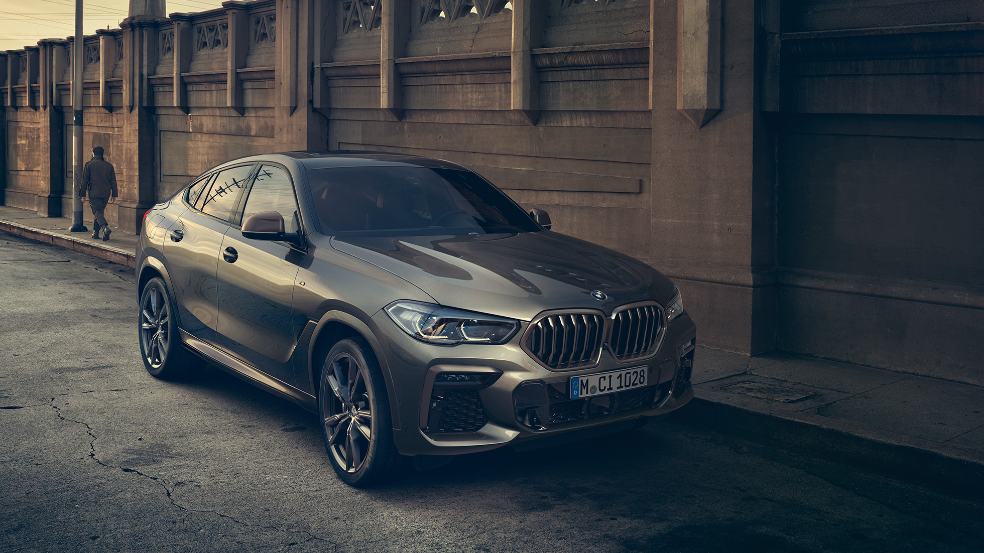 BMW X6 M50i su M TwinPower Turbo 8 cilindrų benzininiu varikliu BMW X6 M50i su M TwinPower Turbo 8 cilindrų benzininiu varikliu G06 Manhattan metaliko spalvos trijų ketvirčių vaizdas iš šono