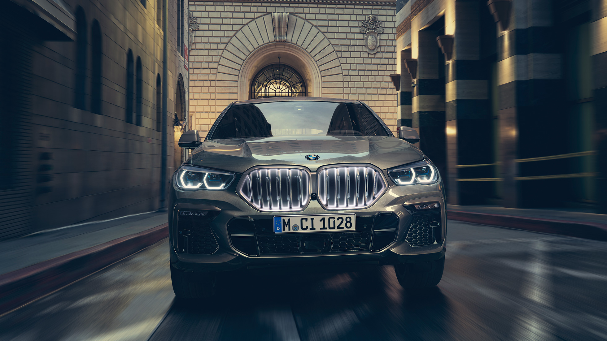 BMW X6 M50i su M TwinPower Turbo 6 cilindrų benzininiu varikliu BMW X6 M50i su M TwinPower Turbo 6 cilindrų benzininiu varikliu G06 Manhattan metaliko spalvos vaizdas iš priekio