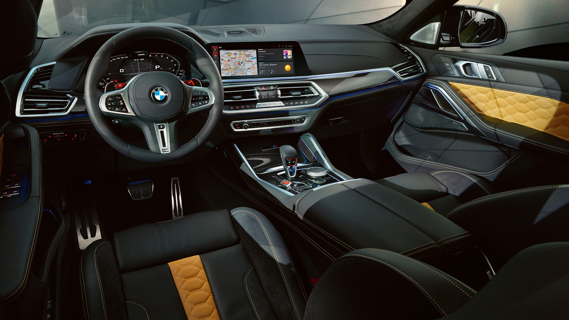 BMW X6 M Competition vairuotojo erdvė BMW X6 M Competition F96 interjeras vairuotojo erdvė