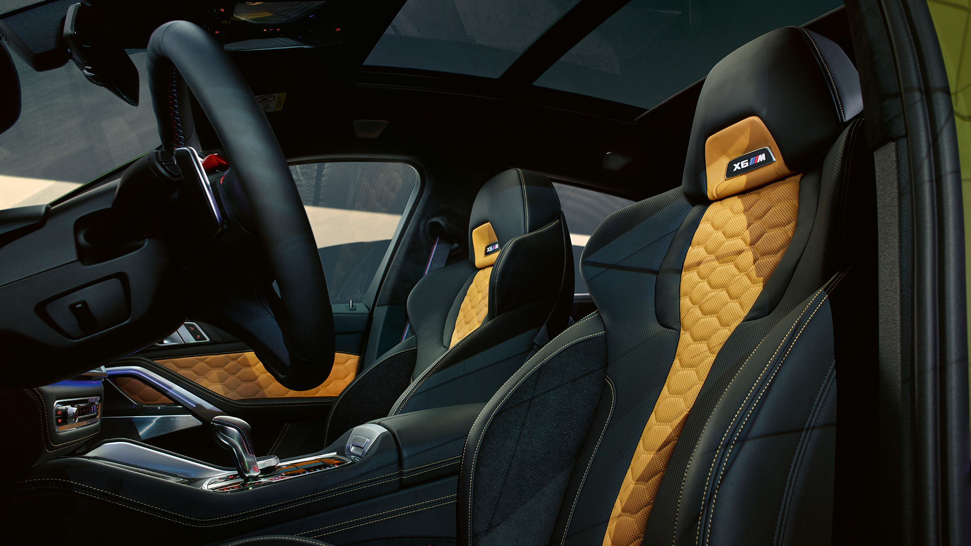 M daugiafunkcės sėdynės BMW X6 M Competition M daugiafunkcės sėdynės su apšviestu X6 M logotipu BMW X6 M Competition F96 interjeras