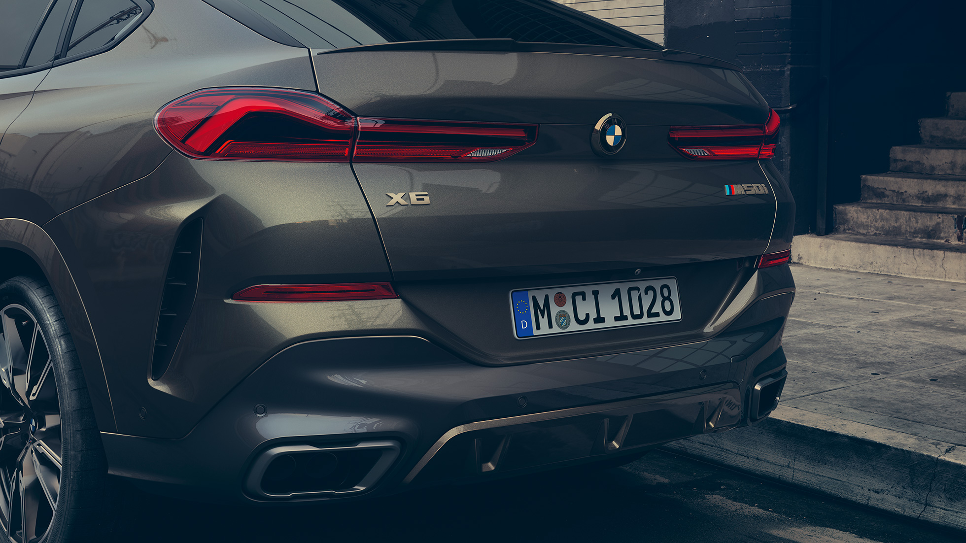 BMW X6 M50i galas BMW X6 M50i galas iš arti