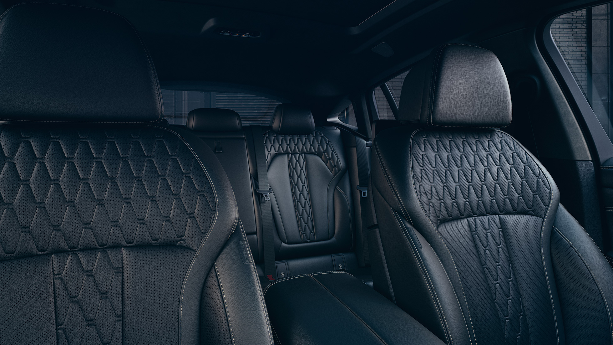 BMW X6 M50i sportinės sėdynės BMW X6 M50i interjeras ir sportinės sėdynės iš arti