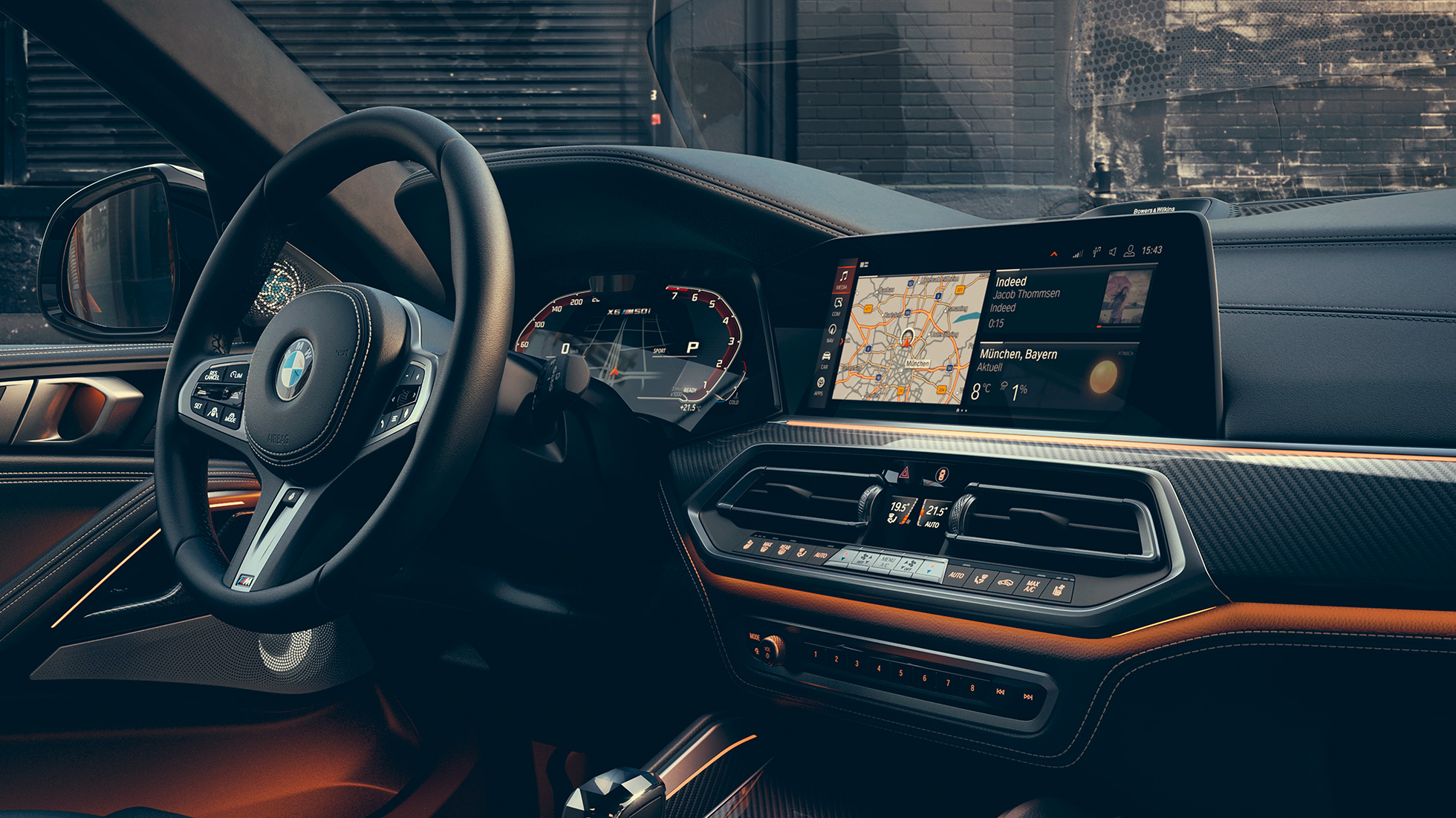BMW X6 M50i vairuotojo erdvė BMW X6 M50i į vairuotoją orientuota vairuotojo erdvė