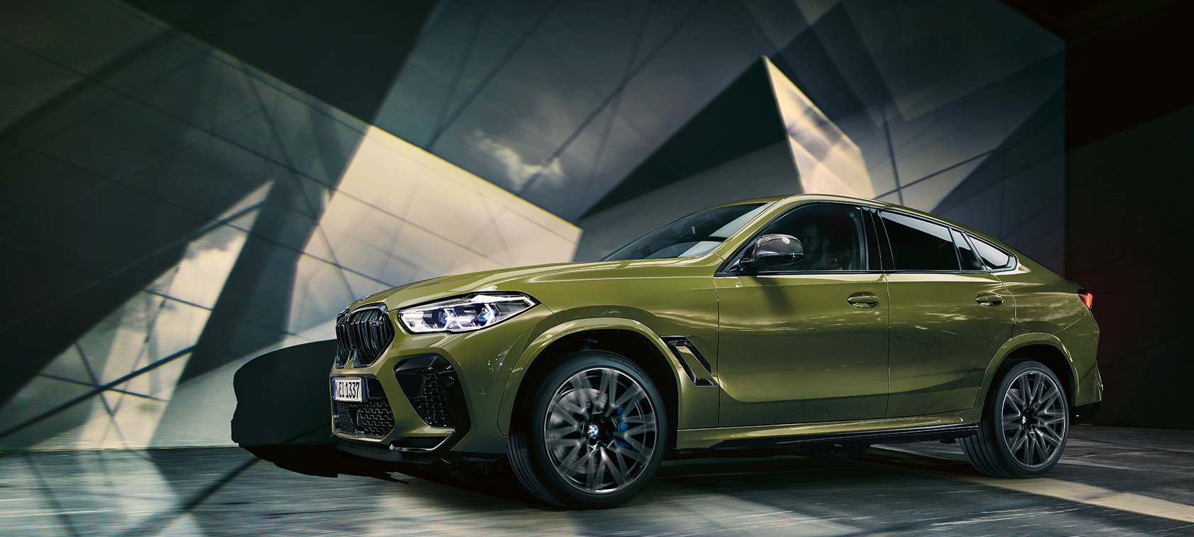 Naujieji BMW X6 M automobiliai Naujųjų BMW X6 M automobilių BMW Individual speciali dažų apdaila Urban Green F96 2020