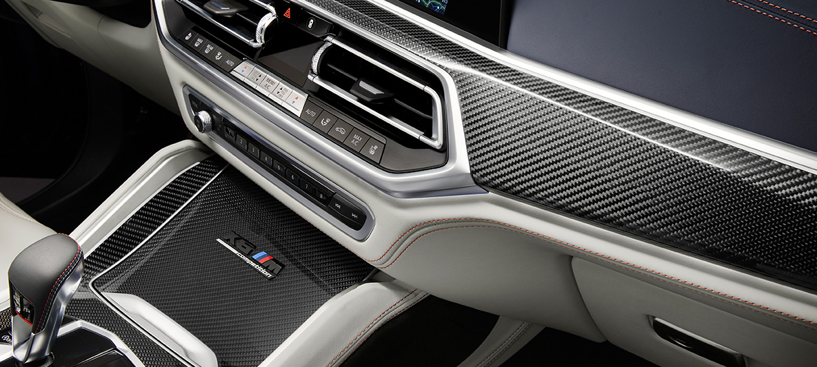 BMW X6 M First Edition F96 2020 Vidaus apdailos 'Carbon Fibre' su „First Edition“ užrašu BMW X6 M First Edition F96 2020 Vidaus apdailos 'Carbon Fibre' su „First Edition“ užrašu