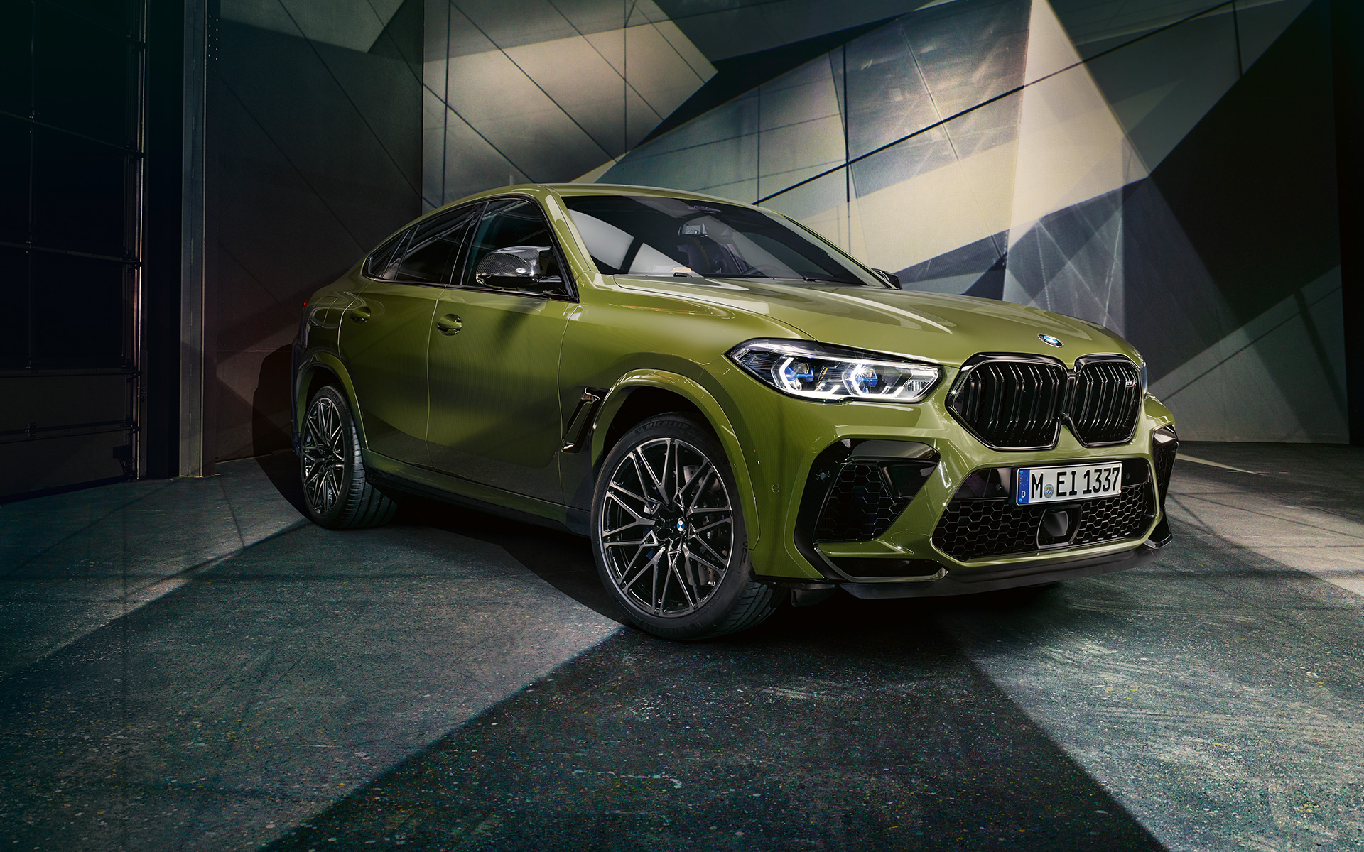 M dvigubos priekinės grotelės, BMW X6 M Competition (F96) M dvigubos priekinės grotelės BMW X6 M Competition (F96) 2020 SUV BMW Individual išskirtinės žalios Urban Green spalvos trijų ketvirčių vaizdas iš priekio