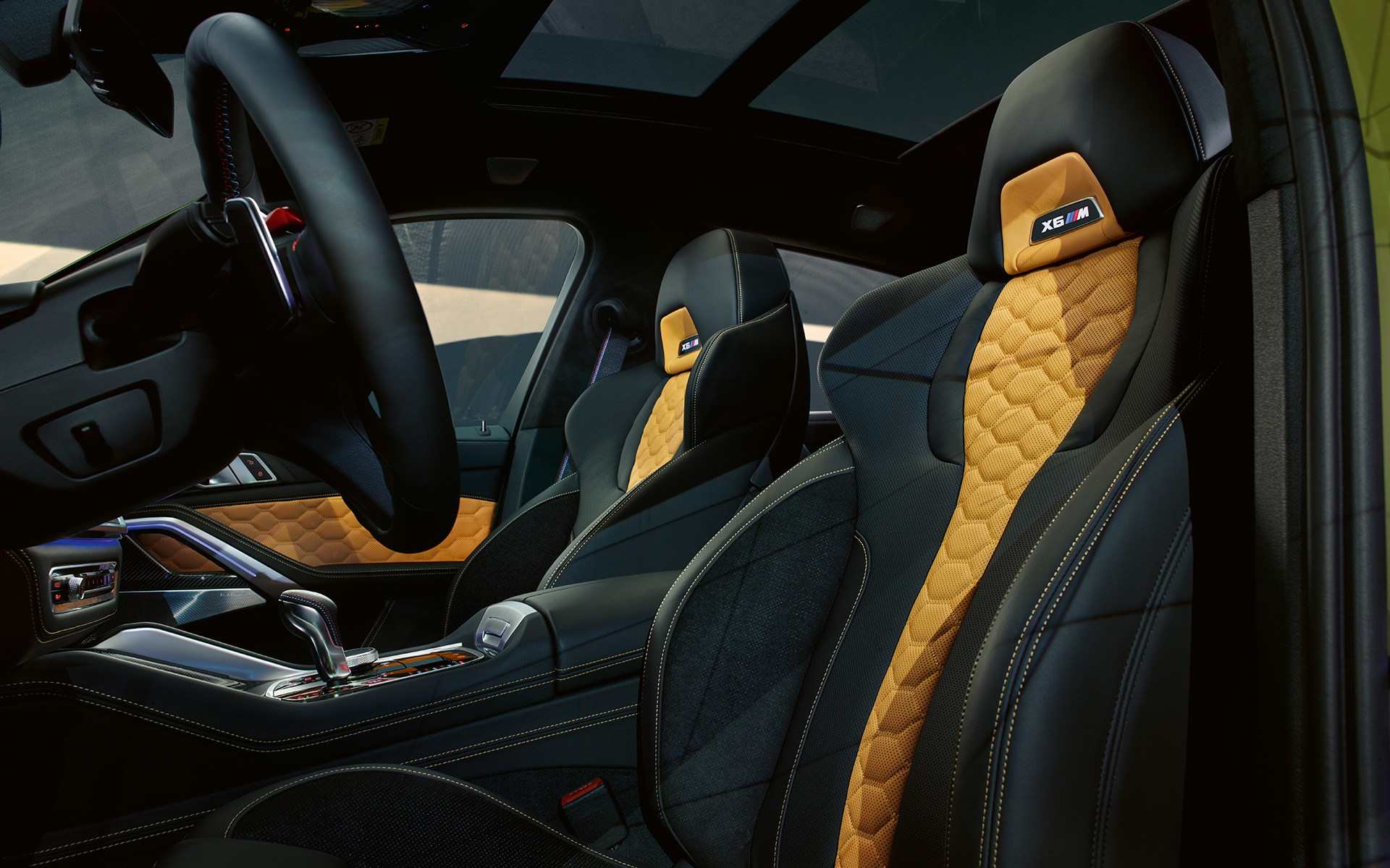 M daugiafunkcės sėdynės BMW X6 M Competition (F96) modelyje M daugiafunkcės sėdynės su apšviestu X6 M logotipu BMW X6 M Competition (F96) 2020 SUV interjeras