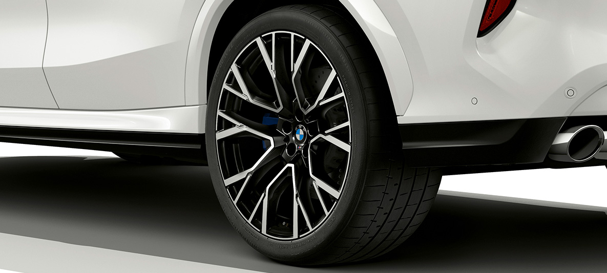 21 colio dvispalviai M lengvojo lydinio ratlankiai pilkos Orbit grey spalvos, BMW X6 M (F96) 21 colio dvispalviai M lengvojo lydinio ratlankiai pilkos Orbit grey spalvos, BMW X6 M (F96) 2020 SUV vaizdas iš arti