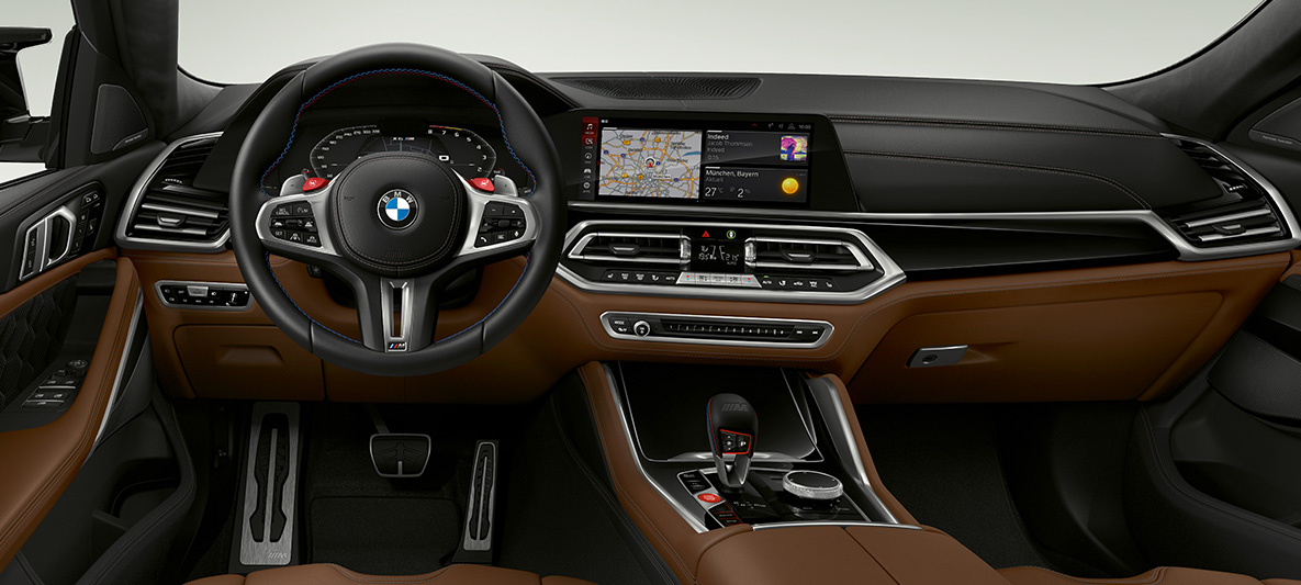 M odinis vairas, BMW X6 M (F96) M odinis vairas su kontrastingomis siūlėmis BMW X6 M (F96) 2020 SUV vairuotojo erdvė