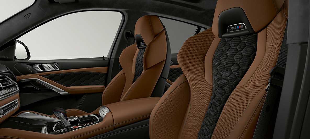 M daugiafunkcės sėdynės BMW X6 M (F96) modelyje M daugiafunkcės sėdynės su X6 M logotipu BMW X6 M (F96) 2020 SUV interjeras