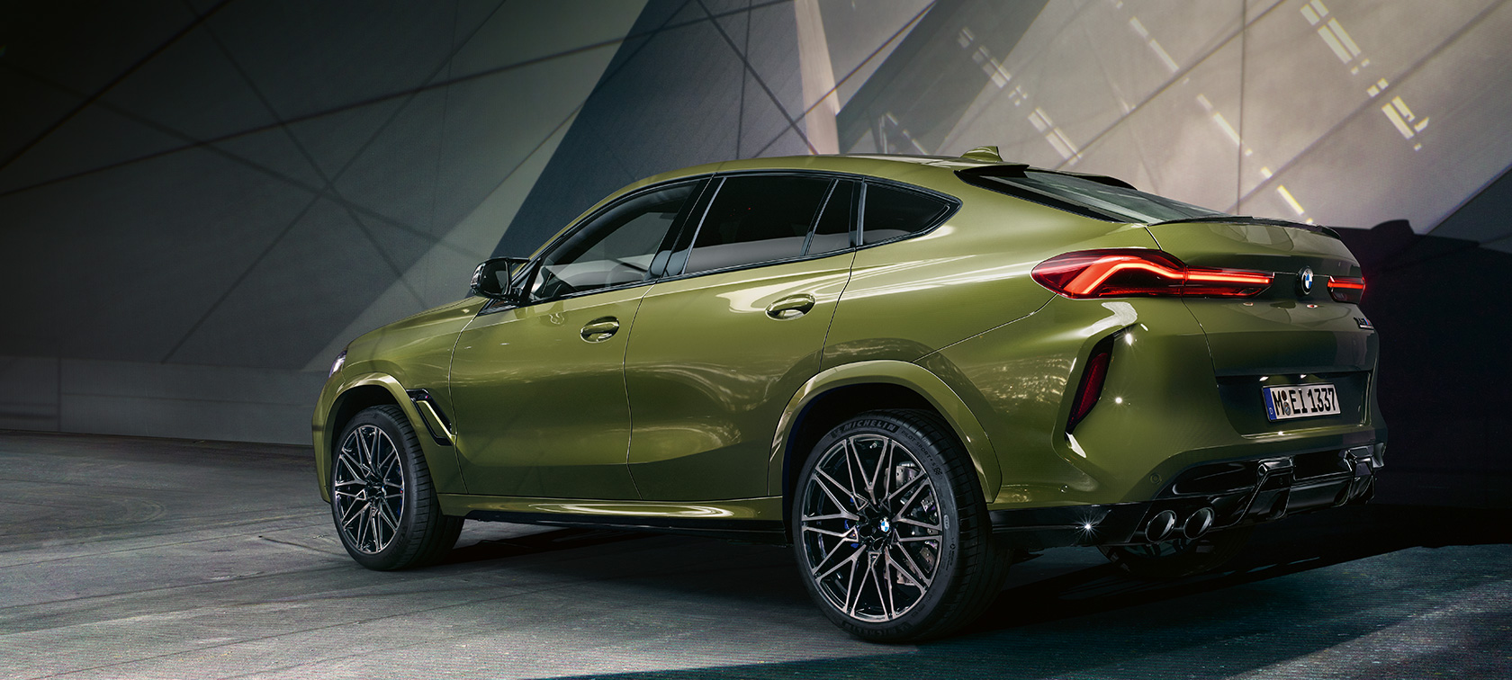 BMW X6 M Competition trijų ketvirčių vaizdas iš galo (F96) BMW X6 M Competition (F96) 2020 BMW <i>Individual</i> išskirtinės žalios <i>Urban Green</i> spalvos trijų ketvirčių vaizdas iš galo