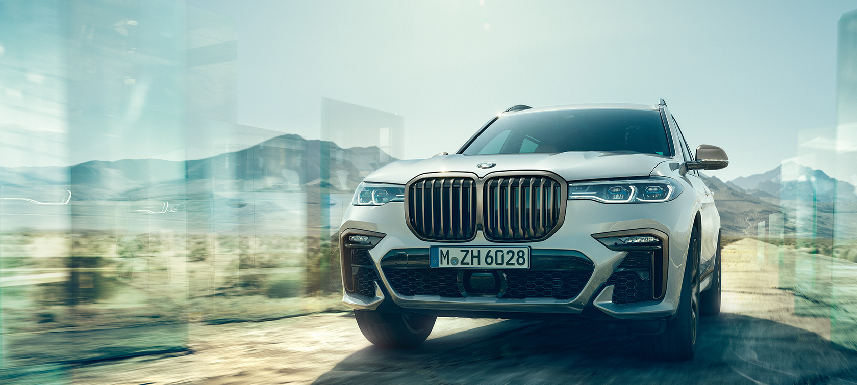 BMW X7 M50i ir M50d, vaizdas iš priekio BMW X7 M automobiliai M50i ir M50d Mineral White baltos spalvos, G07, stovinčio automobilio vaizdas iš priekio
