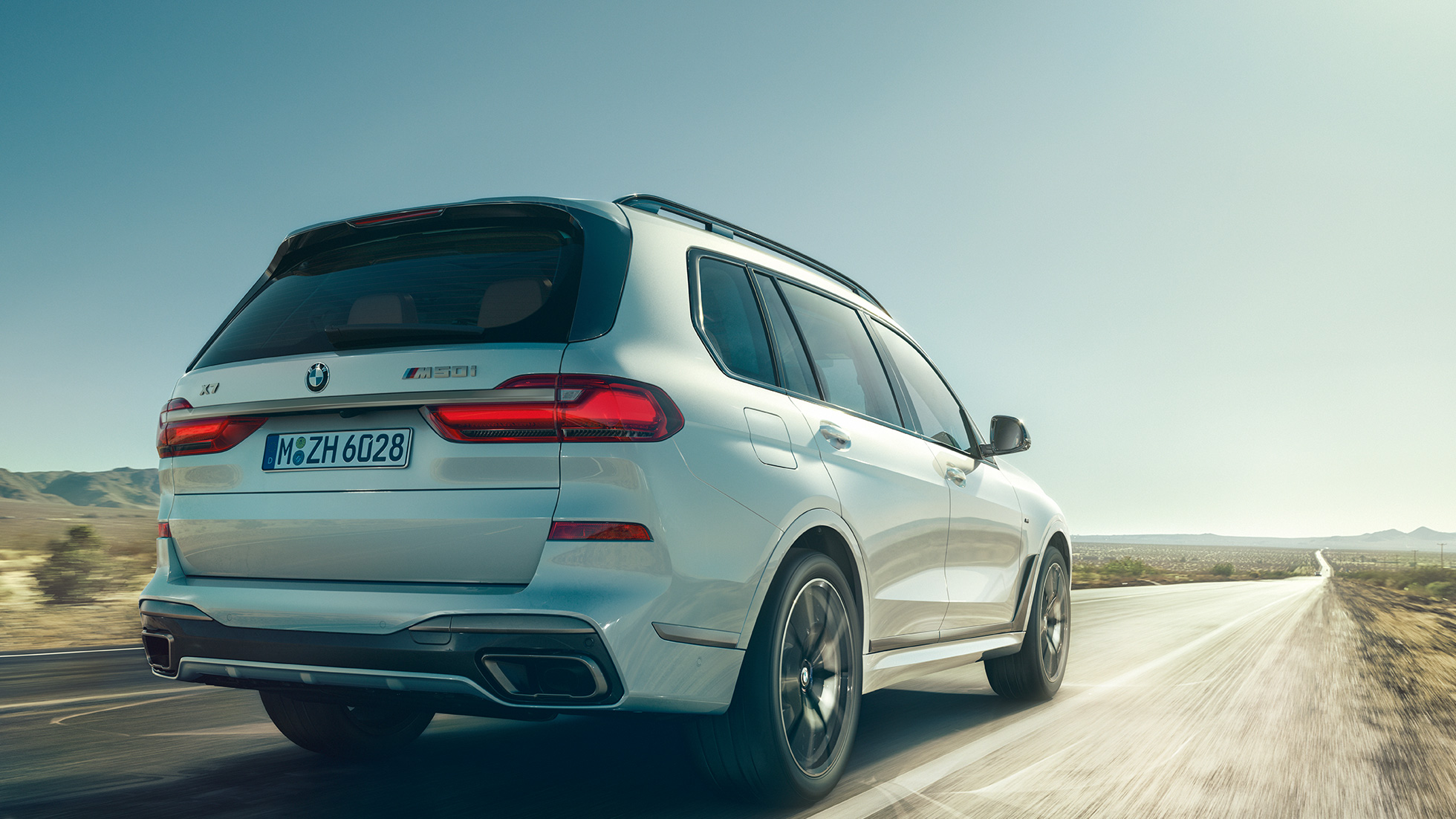 BMW X7 M50d, trijų ketvirčių vaizdas iš galo BMW X7 M50d Mineral White baltos spalvos, trijų ketvirčių vaizdas iš galo, G07, 2019