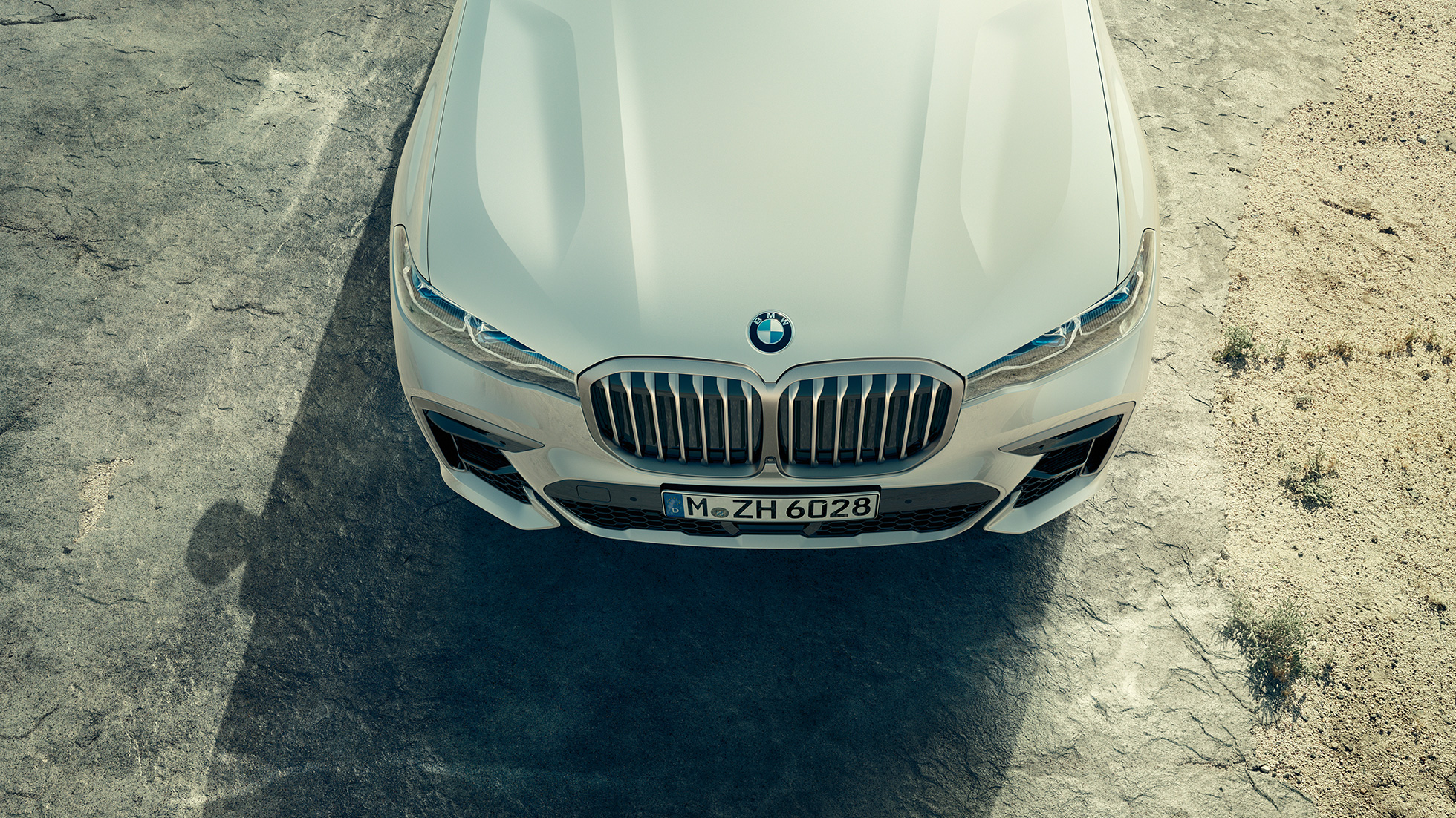 BMW X7 M automobilis, priekis ir BMW priekinės grotelės BMW X7 M automobiliai M50d ir M50i, priekis ir variklio dangtis iš paukščio skrydžio, G07, 2019