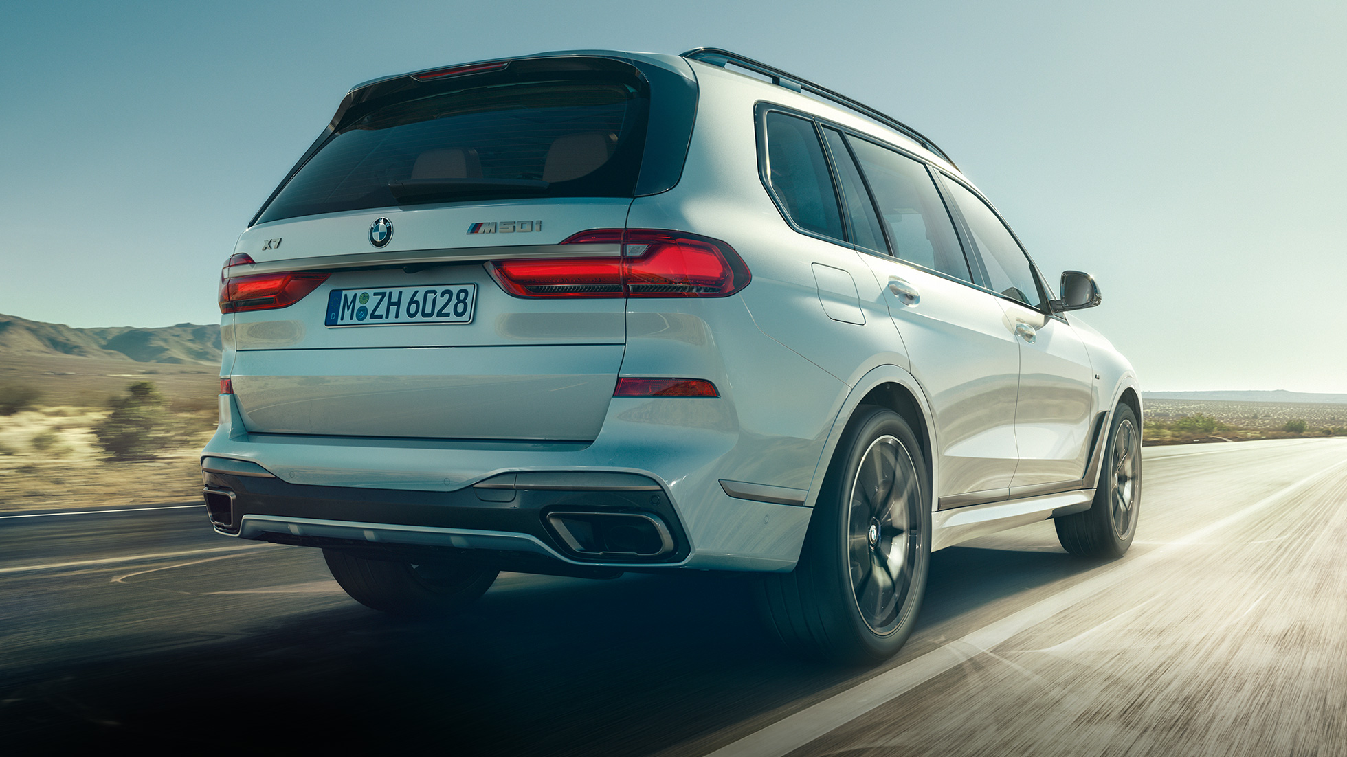 BMW X7 M50I, vaizdas iš galo BMW X7 M50i Mineral White baltos spalvos, važiuojantis keliu, vaizdas iš galo, G07, 2019