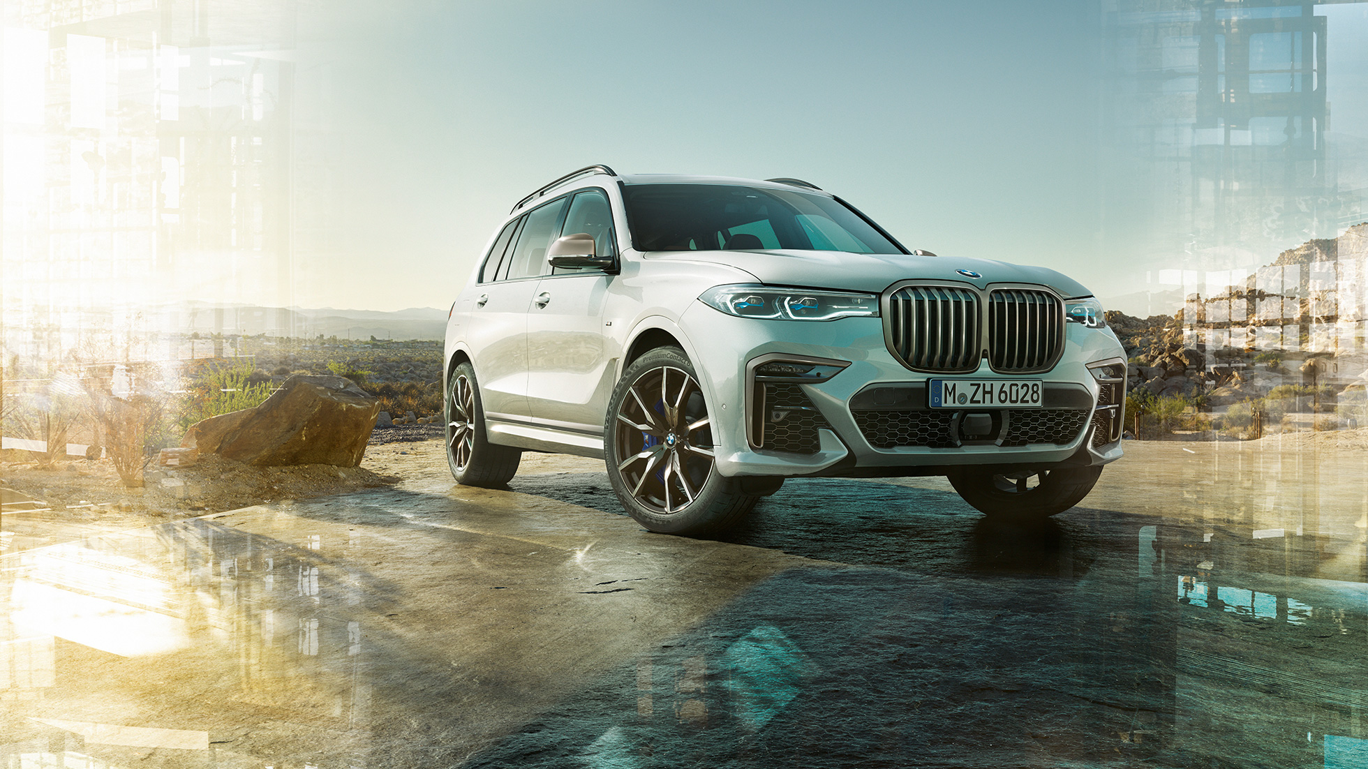 BMW X7 M automobilis, trijų ketvirčių vaizdas iš priekio BMW X7 M Mineral White baltos spalvos, stovinčio automobilio trijų ketvirčių vaizdas iš priekio, G07, 2019