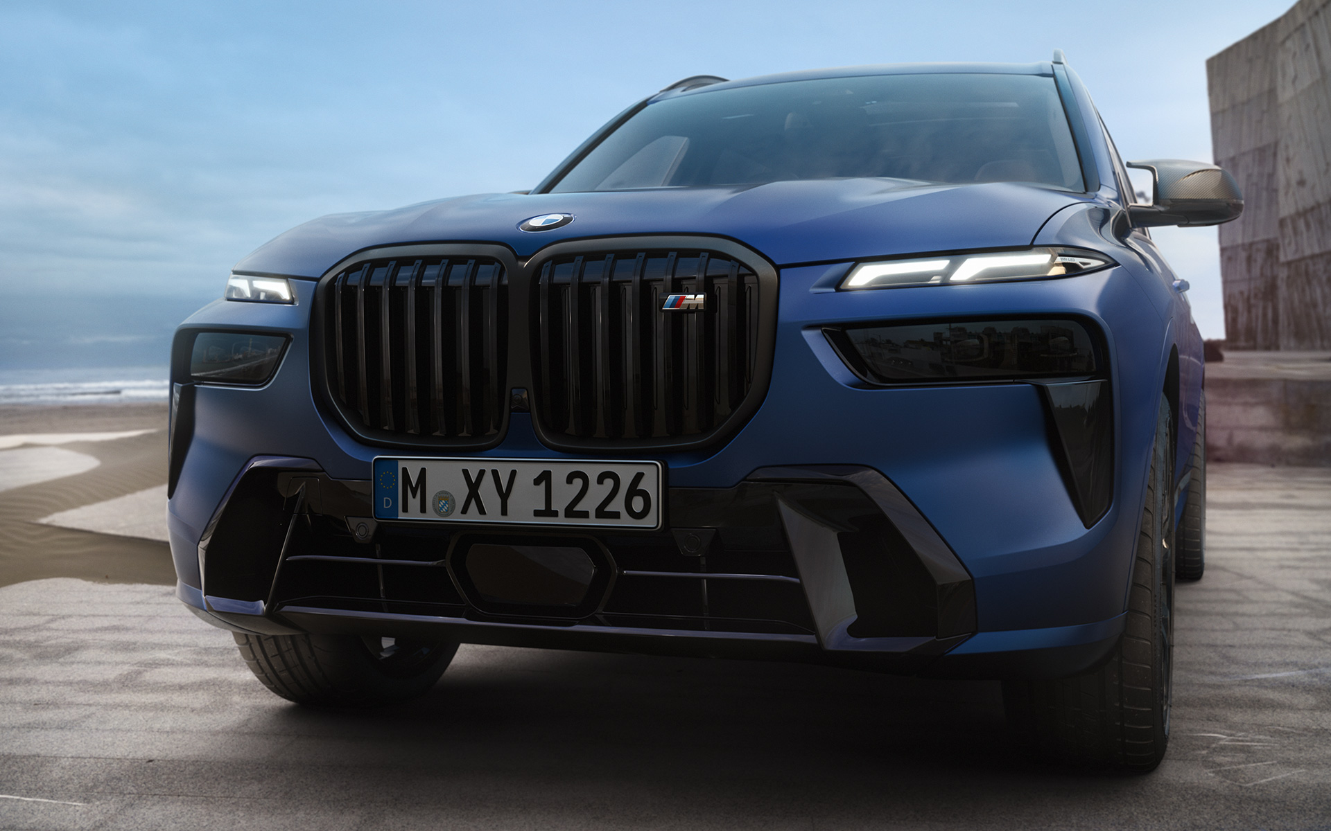 Priekinė dalis BMW X7 M60i G07 xDrive LCI mėlynos Frozen Marina Bay Blue kėbulo spalvos stovinčio automobilio vaizdas iš arti Priekinė dalis BMW X7 M60i xDrive G07 LCI mėlynos Frozen Marina Bay Blue kėbulo spalvos stovinčio automobilio vaizdas iš arti