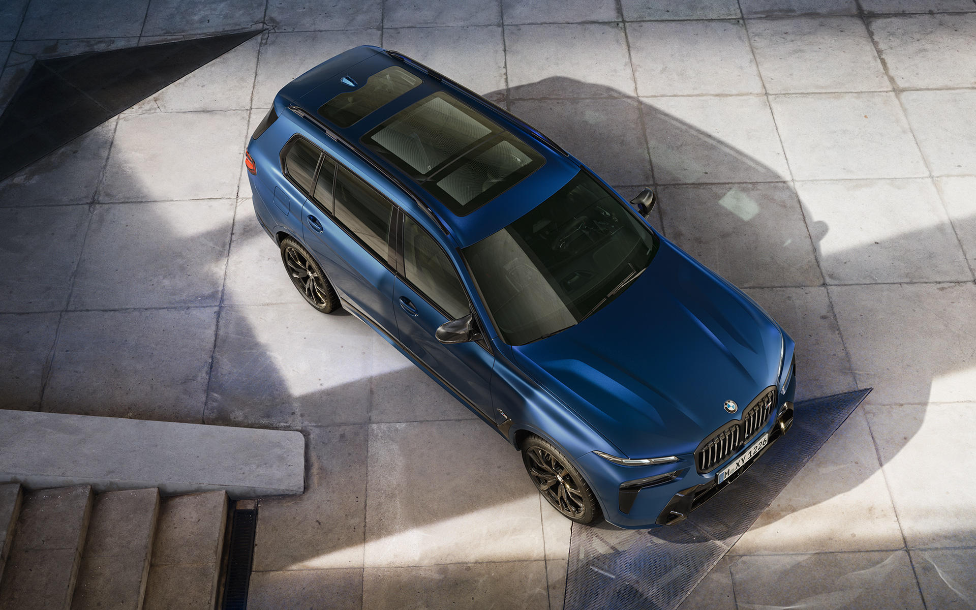 BMW X7 M60i xDrive G07 LCI mėlynos Frozen Marina Bay Blue spalvos stovinčio automobilio vaizdas iš paukščio skrydžio BMW X7 M60i xDrive G07 LCI mėlynos Frozen Marina Bay Blue spalvos stovinčio automobilio vaizdas iš paukščio skrydžio