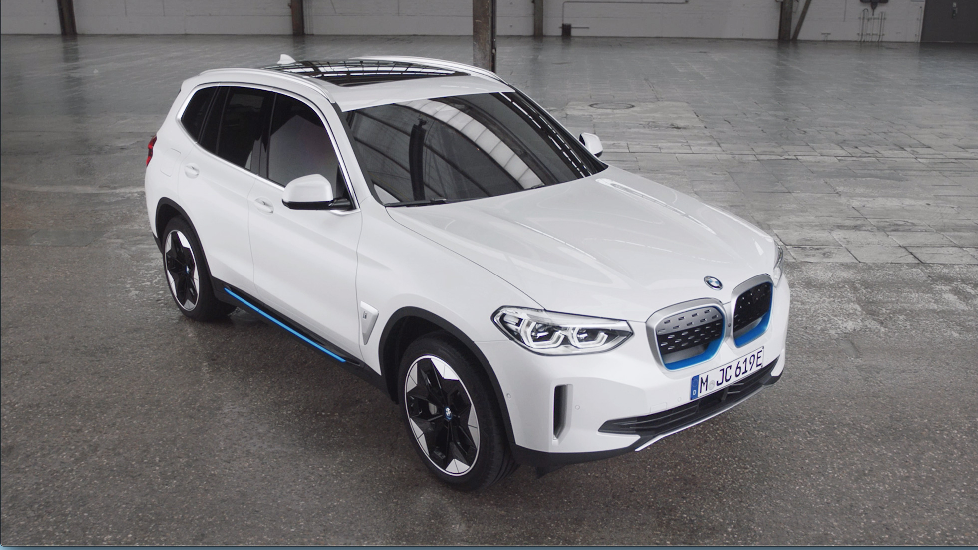 BMW iX3 G08 2020 eksterjero dizainas, videoklipas BMW iX3 G08 2020 balto Mineral White metaliko spalvos, eksterjero dizainas, videoklipas