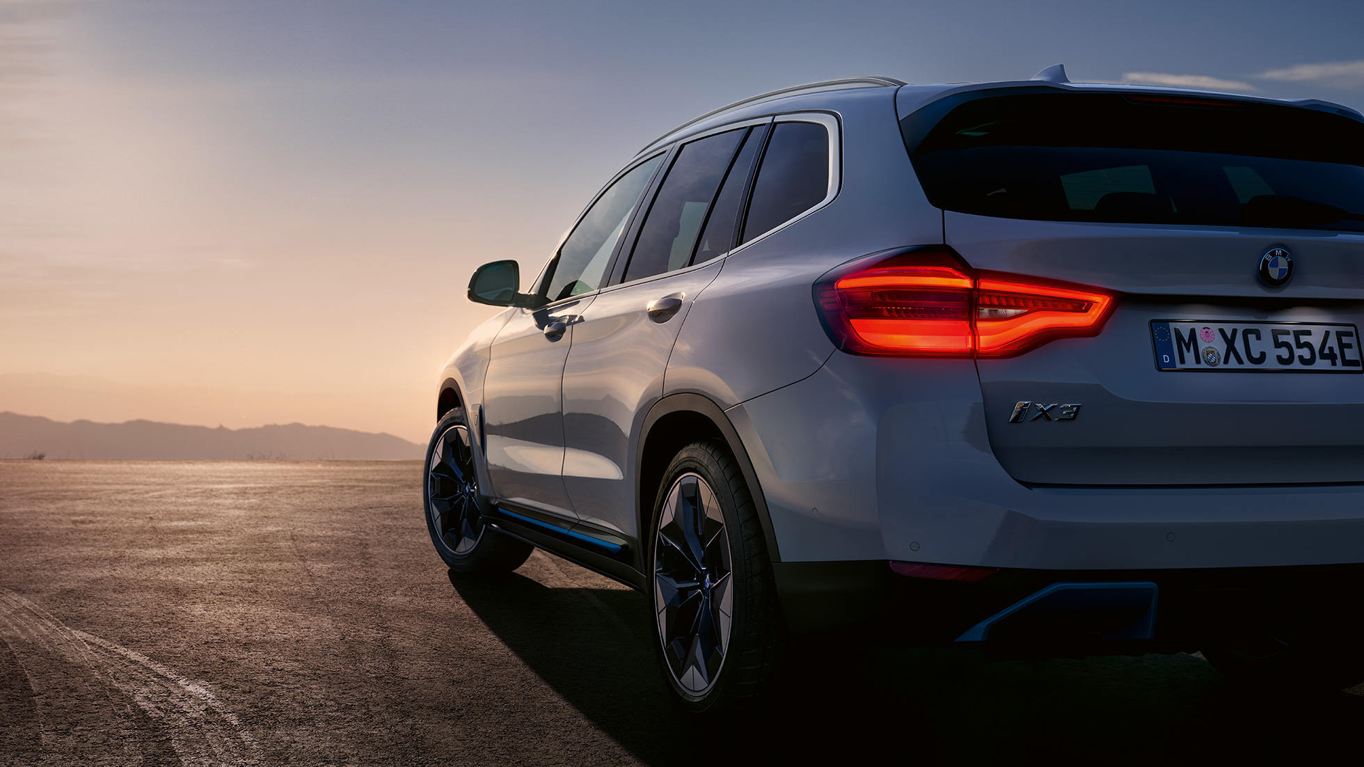 BMW iX3 G08 trijų ketvirčių vaizdas iš galo kelyje BMW iX3 G08 2020 balto Mineral White metaliko spalvos, trijų ketvirčių vaizdas iš galo kelyje