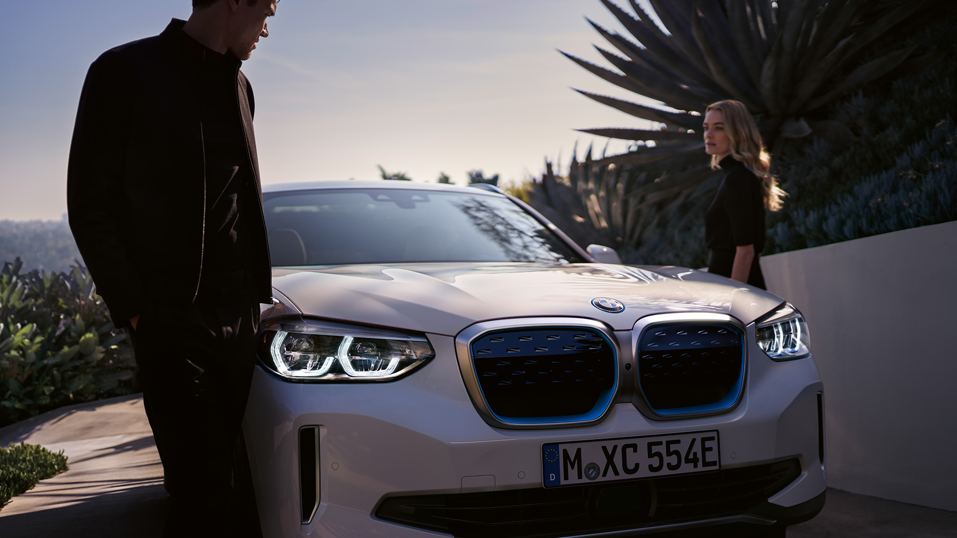 BMW iX3 G08 trijų ketvirčių vaizdas iš priekio su BMW i grotelėmis BMW iX3 G08 2020 balto Mineral White metaliko spalvos, trijų ketvirčių vaizdas iš priekio su BMW i grotelėmis