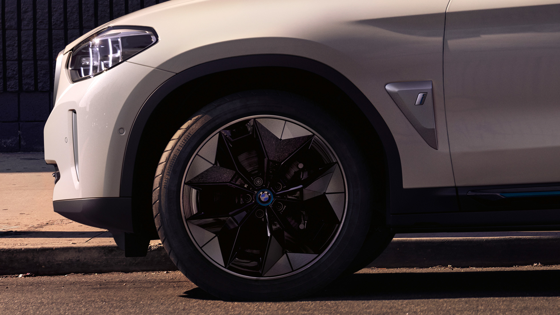 Aerodinaminiai ratlankiai, BMW iX3 G08, ratlankio vaizdas iš arti Aerodinaminiai ratlankiai, BMW iX3 G08 2020 balto Mineral White metaliko spalvos, ratlankio vaizdas iš arti, eksterjeras