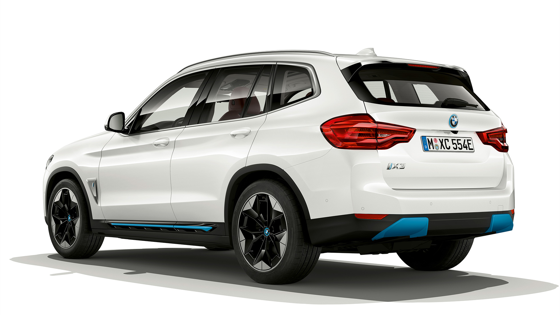 BMW iX3 G08 modelis „Impressive“ trijų ketvirčių vaizdas iš galo BMW iX3 G08 2020 modelis „Impressive“ balto Mineral White metaliko spalvos, trijų ketvirčių vaizdas iš galo