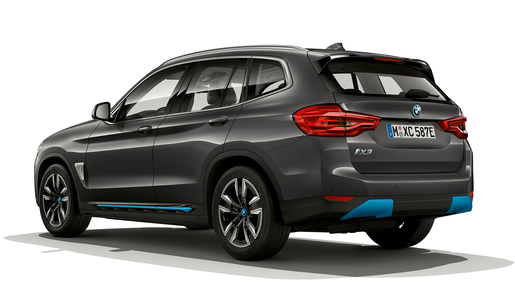 BMW iX3 G08 2020 modelis „Inspiring“, trijų ketvirčių vaizdas iš galo BMW iX3 G08 2020 modelis „Inspiring“, pilkos blizgios Sophisto Grey Brilliant Effect spalvos trijų ketvirčių vaizdas iš galo