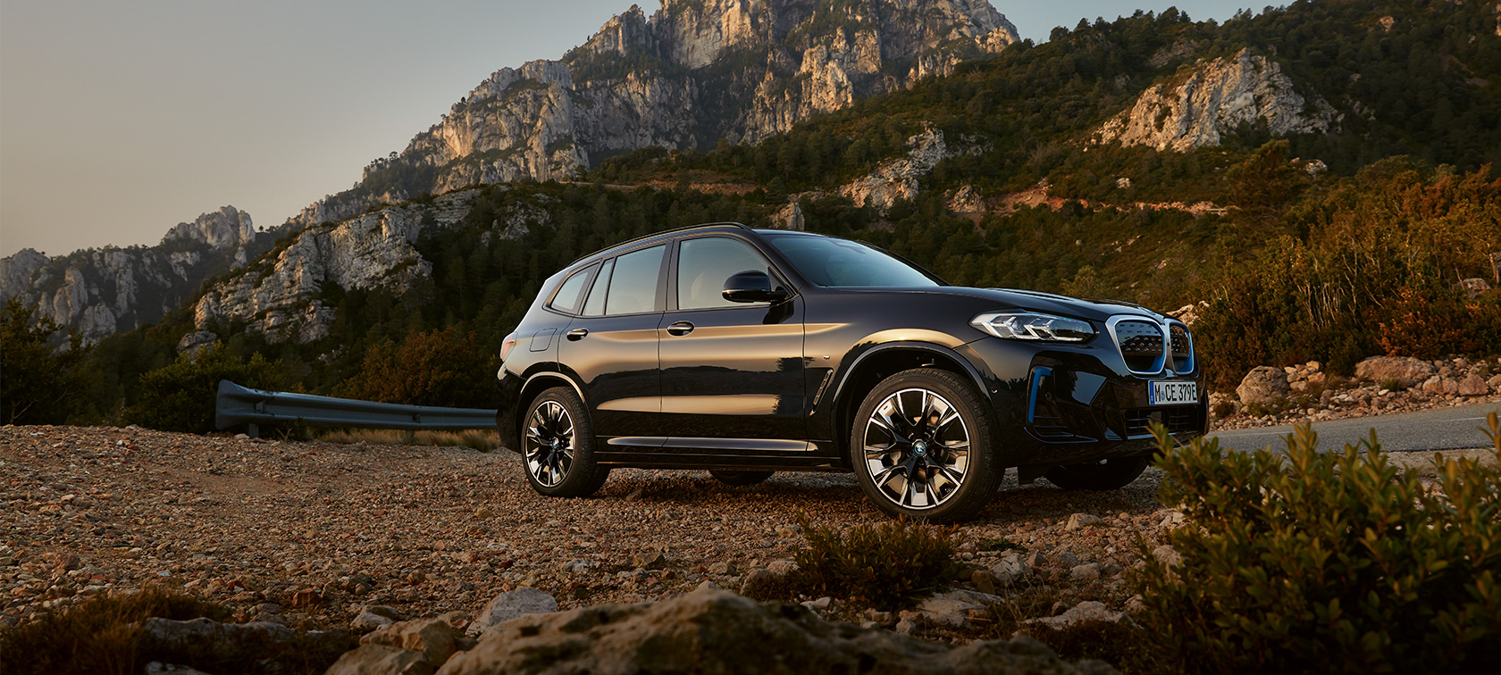 BMW iX3 (G08) 2021 M Carbon Black juodos spalvos automobilio vaizdas iš šono