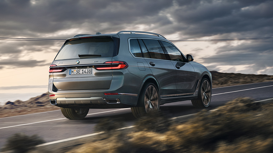 BMW X7 G07 pirmoji karta, keliu važiuojančio automobilio trijų ketvirčių vaizdas iš galo BMW X serija, BMW X7 G07 pirmoji karta, važiuojančio automobilio trijų ketvirčių vaizdas iš galo