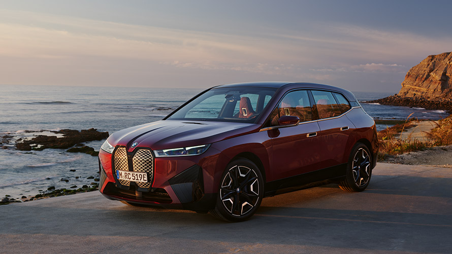 BMW iX (i20) pirmoji karta, stovinčio automobilio trijų ketvirčių vaizdas iš šono BMW X serijos BMW iX (i20) pirmoji karta, stovinčio automobilio trijų ketvirčių vaizdas iš šono