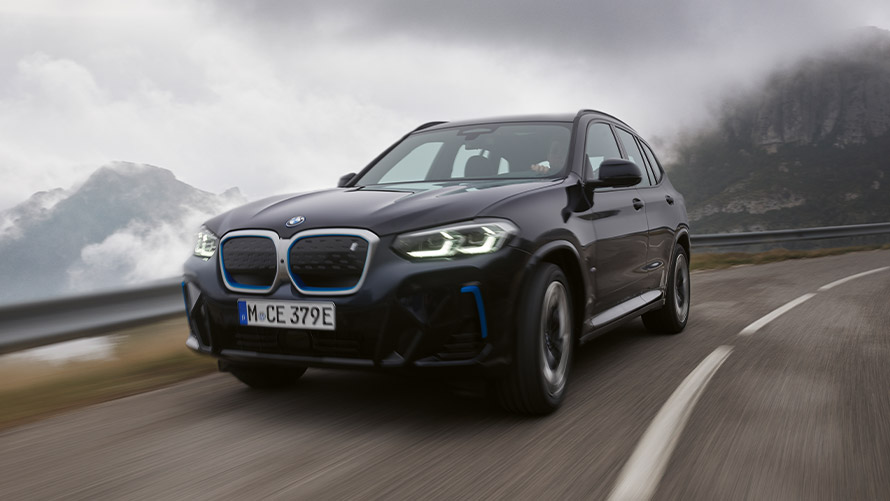 BMW X serija BMW iX3 (G08) pirmoji karta, važiuojančio automobilio trijų ketvirčių vaizdas iš priekio BMW X serija BMW iX3 (G08) pirmoji karta, važiuojančio automobilio trijų ketvirčių vaizdas iš priekio