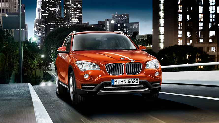 BMW X1 (E84) pirmoji karta, automobilio gatvėje trijų ketvirčių vaizdas iš priekio BMW X serijos BMW X1 (E84) pirmoji karta, automobilio gatvėje trijų ketvirčių vaizdas iš priekio