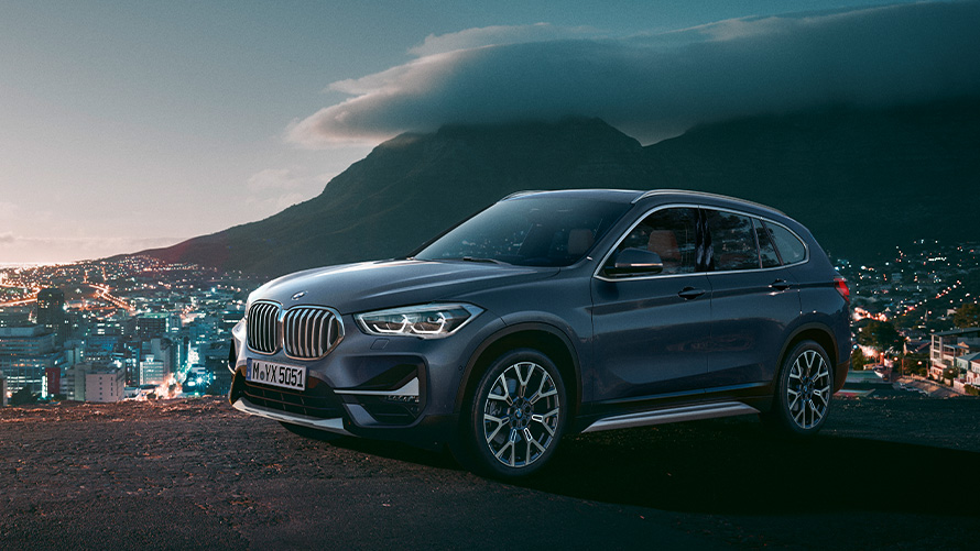 BMW X1 F48 antroji karta, automobilio miesto fone trijų ketvirčių vaizdas iš šono BMW X serijos BMW X1 (F48) antroji karta, automobilio miesto fone trijų ketvirčių vaizdas iš šono