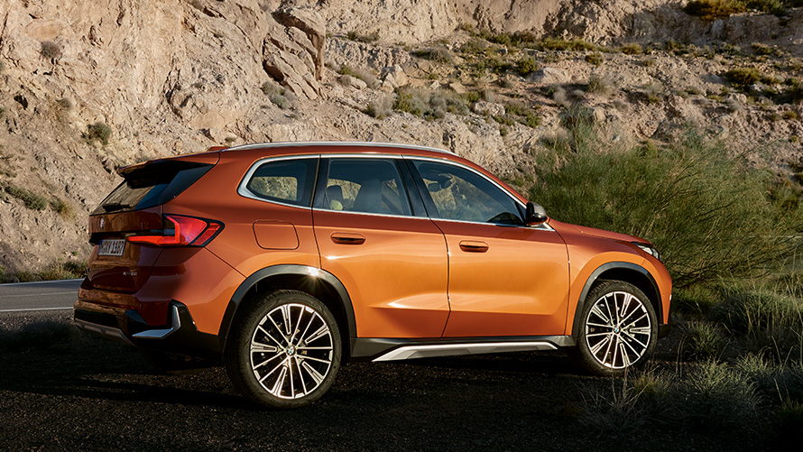 BMW X1 U11 trečioji karta, keliu važiuojančio automobilio trijų ketvirčių vaizdas iš priekio BMW X serija, BMW X1 U11 trečioji karta, keliu važiuojančio automobilio trijų ketvirčių vaizdas iš priekio