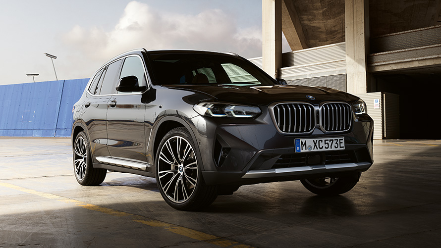 BMW X3 G01 trečioji karta, stovinčio automobilio vaizdas iš šono BMW X serijos BMW X3 (G01) trečioji karta, stovinčio automobilio vaizdas iš šono