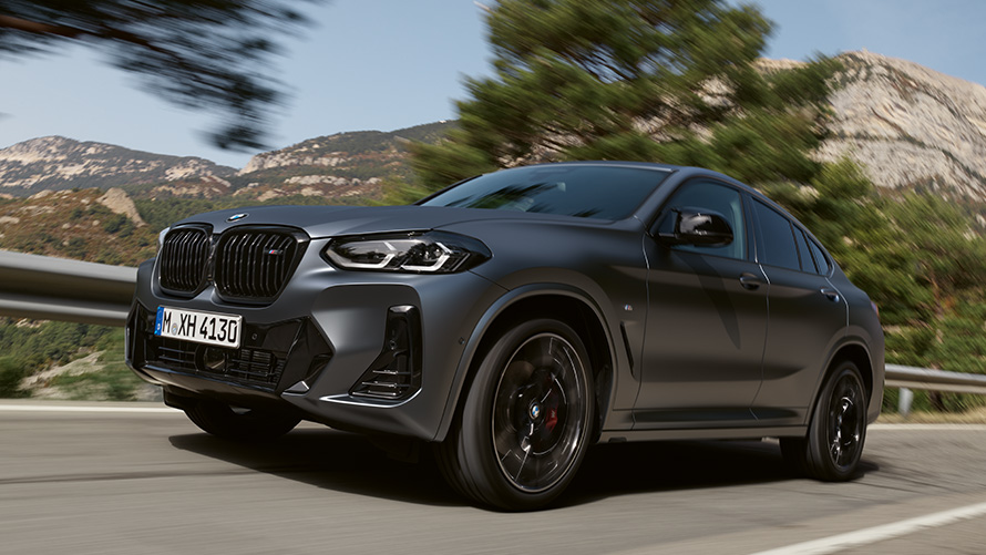 BMW X4 (G02) antroji karta, gatve važiuojančio automobilio trijų ketvirčių vaizdas iš šono BMW X serijos BMW X4 (G02) antroji karta, gatve važiuojančio automobilio trijų ketvirčių vaizdas iš šono