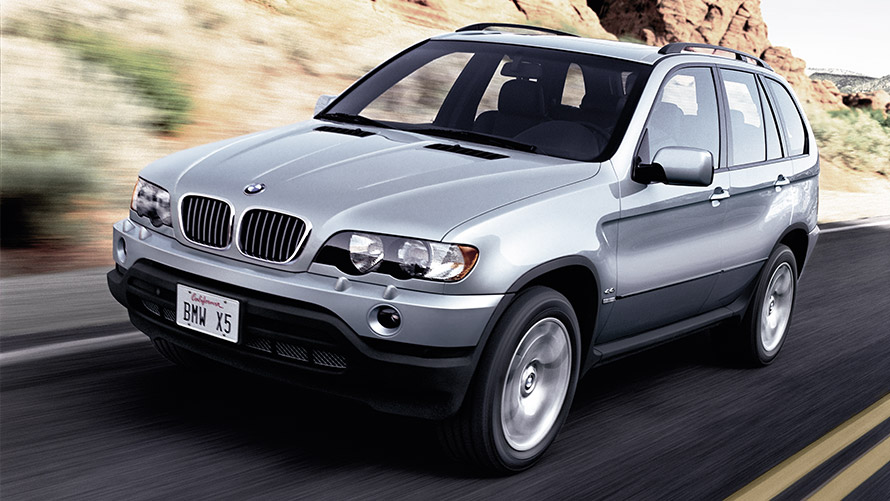 BMW X5 (E53) pirmoji karta, gatve važiuojančio automobilio trijų ketvirčių vaizdas iš priekio BMW X serijos BMW X5 (E53) pirmoji karta, gatve važiuojančio automobilio trijų ketvirčių vaizdas iš priekio