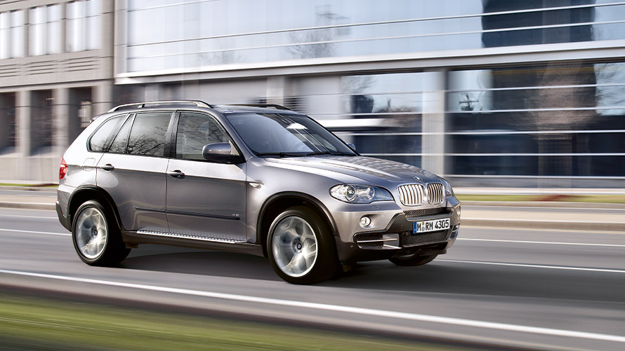 BMW X5 (E70) antroji karta, gatve važiuojančio automobilio vaizdas iš šono BMW X serijos BMW X5 (E70) antroji karta, gatve važiuojančio automobilio vaizdas iš šono