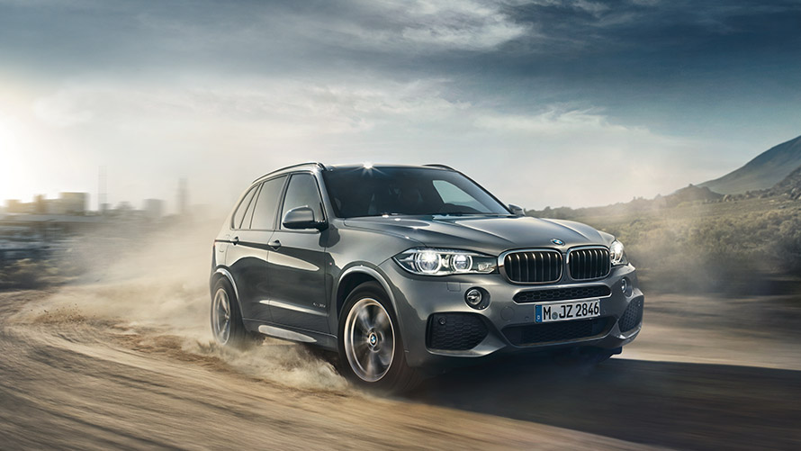 BMW X5 (F15) trečioji karta, keliu važiuojančio automobilio trijų ketvirčių vaizdas iš priekio BMW X serijos BMW X5 (F15) trečioji karta, keliu važiuojančio automobilio trijų ketvirčių vaizdas iš priekio
