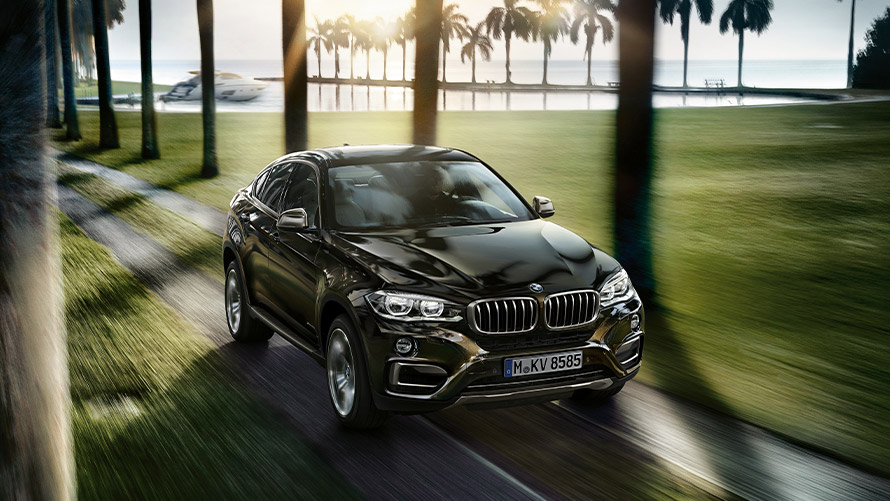 BMW X6 (F16) antroji karta, keliu važiuojančio automobilio trijų ketvirčių vaizdas iš priekio BMW X serijos BMW X6 (F16) antroji karta, keliu važiuojančio automobilio trijų ketvirčių vaizdas iš priekio