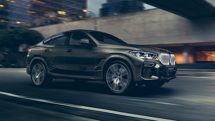 BMW X6 (G06) trečioji karta, stovinčio automobilio trijų ketvirčių vaizdas iš šono BMW X serijos BMW X6 (G06) trečioji karta, stovinčio automobilio trijų ketvirčių vaizdas iš šono