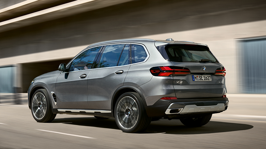 BMW X5 G05 penktoji karta trijų ketvirčių vaizdas iš galo BMW X serija BMW X5 G05 penktoji karta gatvėje važiuojančio automobilio trijų ketvirčių vaizdas iš galo