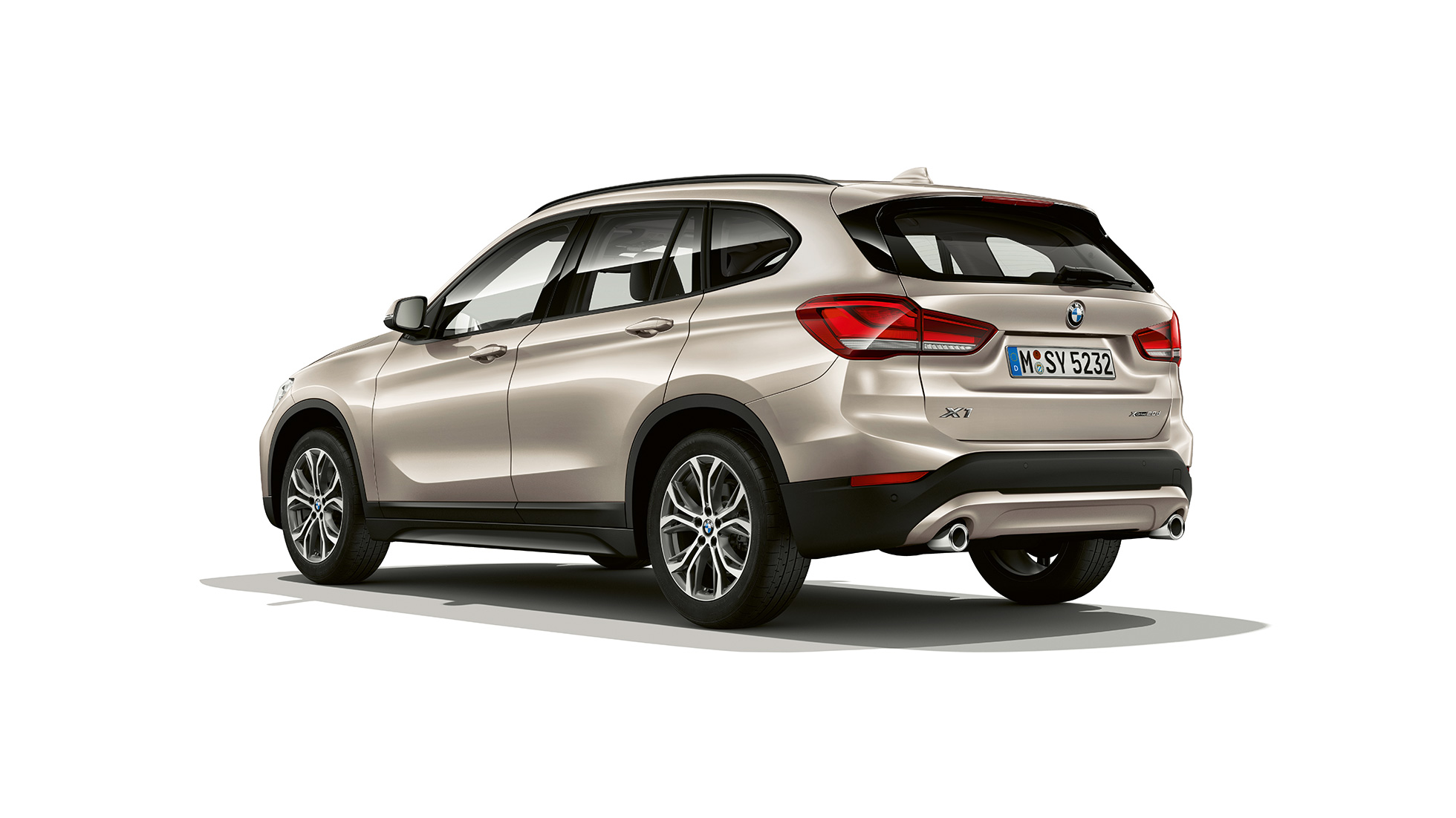 BMW X1, modelis Advantage, trijų ketvirčių vaizdas iš galo. BMW X1, modelis Advantage, trijų ketvirčių vaizdas iš priekio baltame fone.