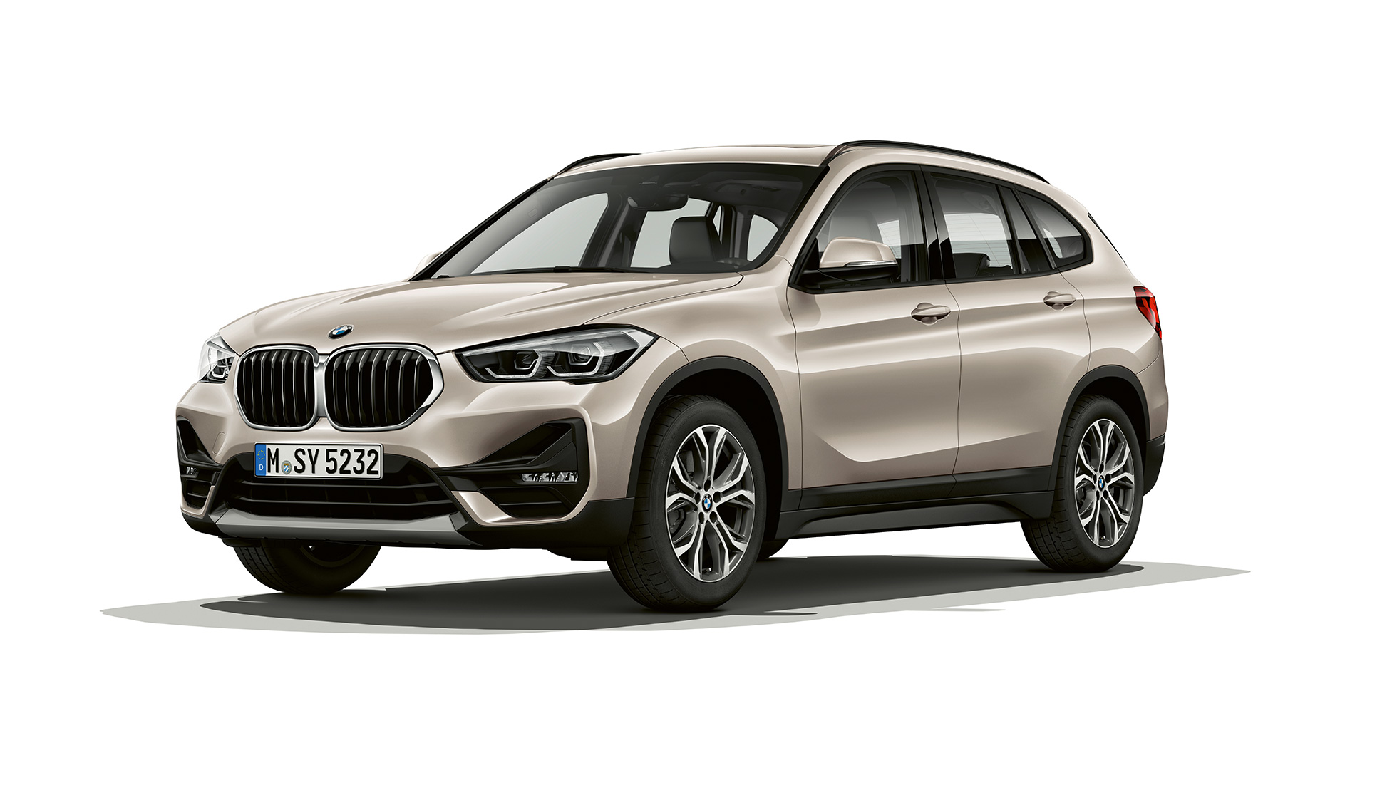 BMW X1, modelis Advantage, trijų ketvirčių vaizdas iš priekio. BMW X1, modelis Advantage, trijų ketvirčių vaizdas iš galo baltame fone.