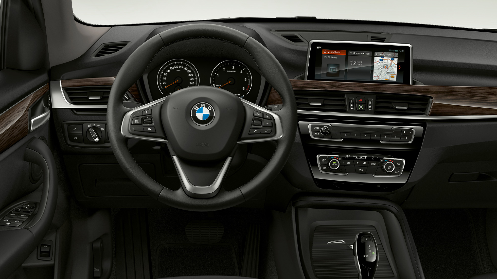BMW X1, modelis Advantage, interjeras. BMW X1, modelis Advantage, interjeras su vairuotojo erdve stambiu planu.