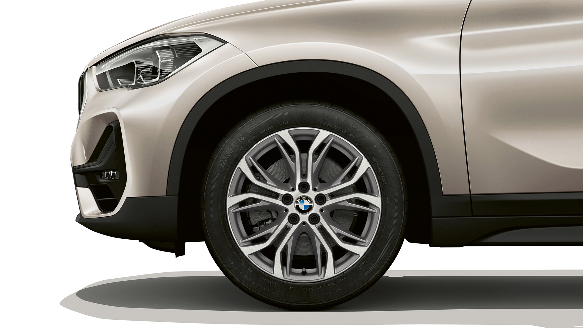 BMW X1, modelis Advantage, lengvojo lydinio ratlankis. BMW X1, modelis Advantage, šoninis lengvojo lydinio ratlankio vaizdas stambiu planu.