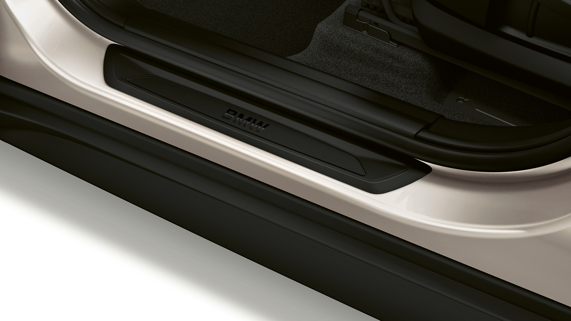 BMW X1, modelis Advantage, durelių slenkstis. BMW X1, modelis Advantage, šoninis durelių slenksčio vaizdas stambiu planu.